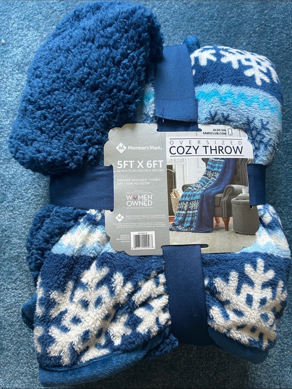 Member's Mark Oversized Cozy Throw - Navy & White Snowflake
